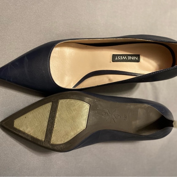 *SOLD* Nine West navy blue, 2.5 inch pumps - Picture 4 of 4